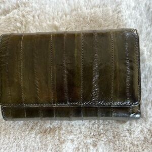 Elegant Green Leather Wallet with Structured Design
